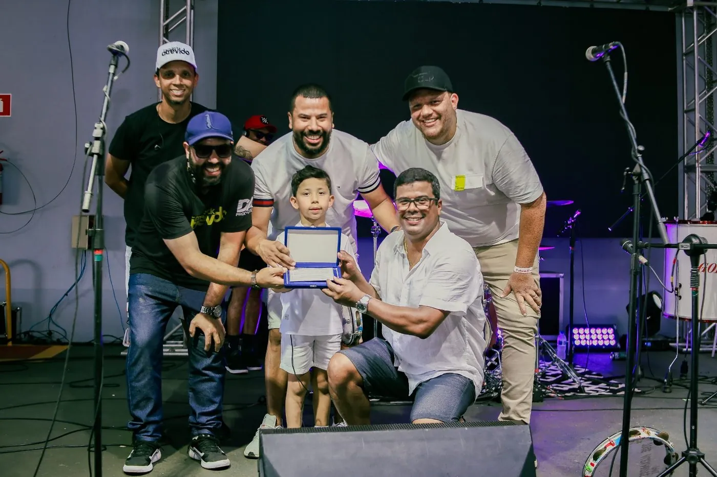 Momento de reconhecimento com entrega de placa aos apoiadores